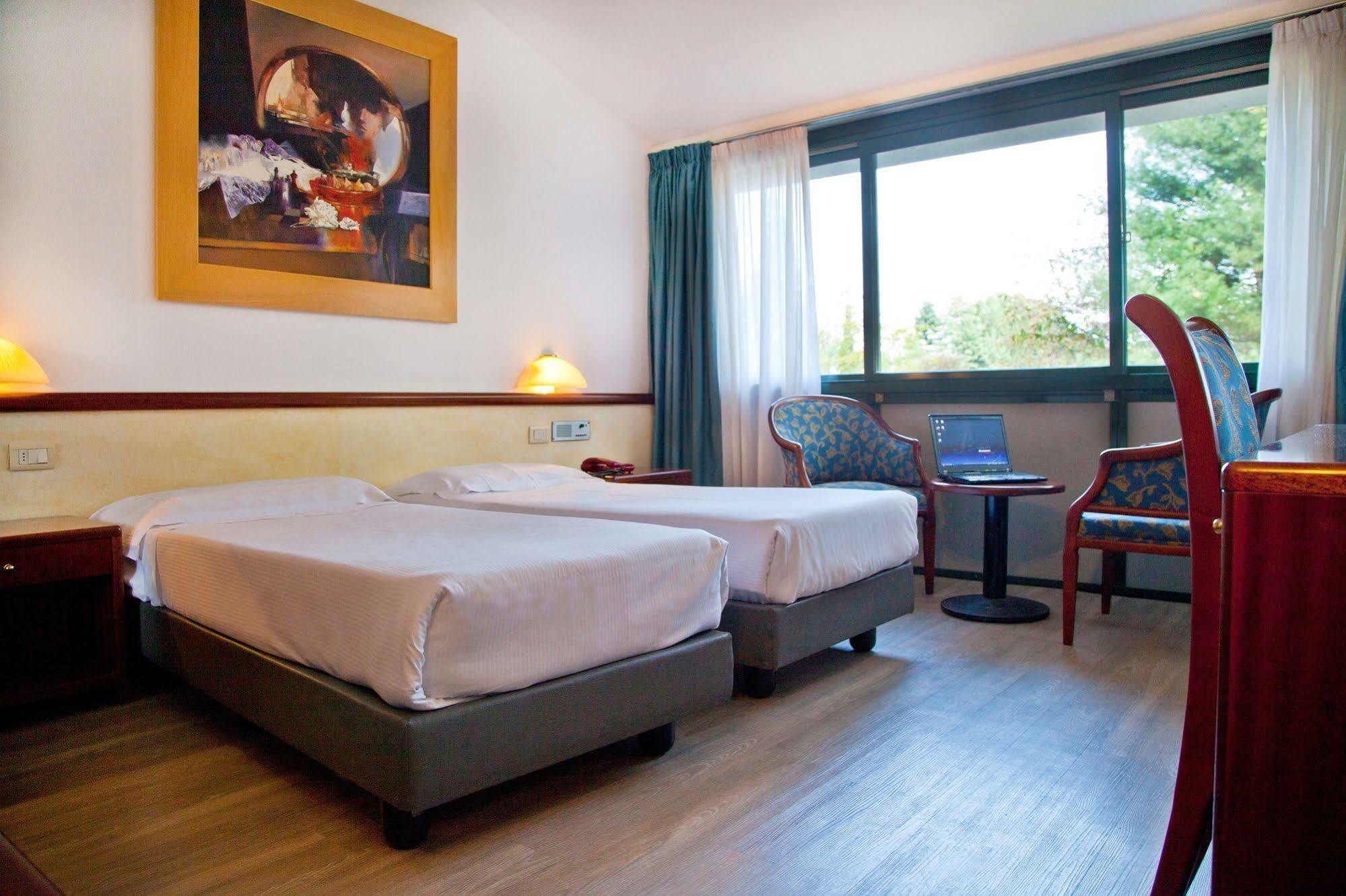 Green Hotel Motel Vergiate Extérieur photo